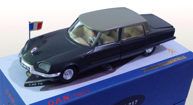 Citroën DS Présidentielle avec chauffeur, portes arrières et coffre ouvrants