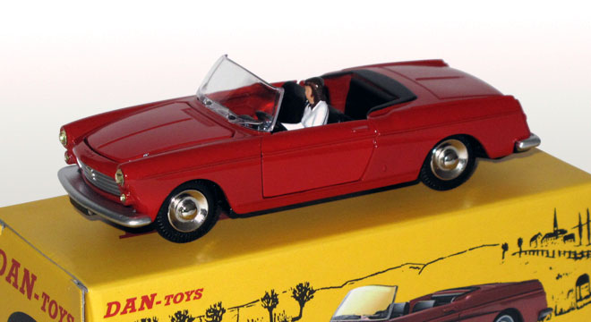 Peugeot 404 Cabriolet Rouge avec Conductrice (Portes et capot ouvrants, dossier des sièges basculant)