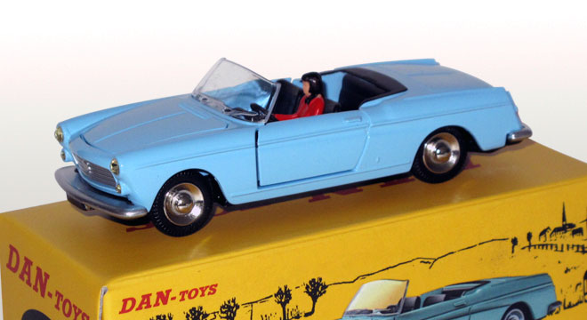 Peugeot 404 Cabriolet Bleu Ciel avec Conductrice, portes et capot ouvrants, dossier des sièges basculant