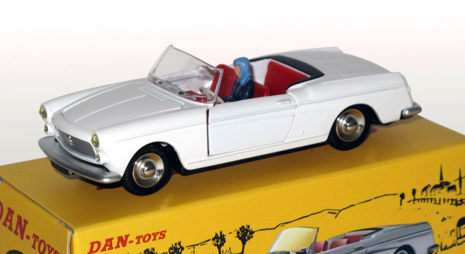 Peugeot 404 Cabriolet Blanc avec Conductrice (Portes et capot ouvrants, dossier des sièges basculant)