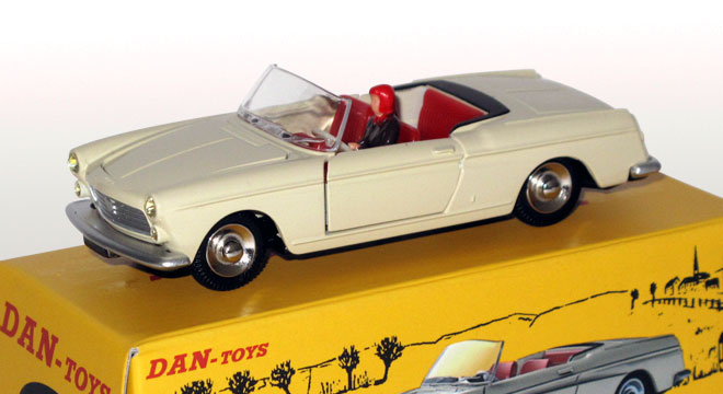 Peugeot 404 Cabriolet Beige Crème avec Conductrice (Portes et capot ouvrants, dossier des sièges basculant)