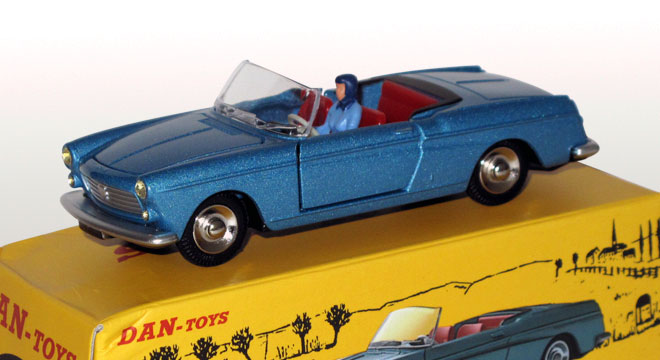Peugeot 404 Cabriolet Bleu Métal avec Conductrice (Portes et capot ouvrants, dossier des sièges basculant)