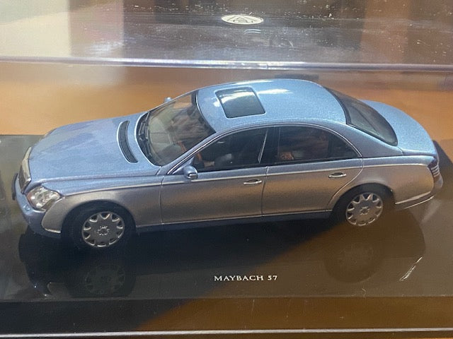 Maybach 57 bleu argent métallisé ( un seul exemplaire neuf boite d'origine )