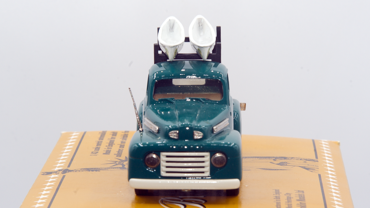 Ford F-1 Pick-up (C.T.C/S. 1999) avec benne porte-kayak 1948 Vert Edition limitée 315 exemplaires Ref BRK76x
