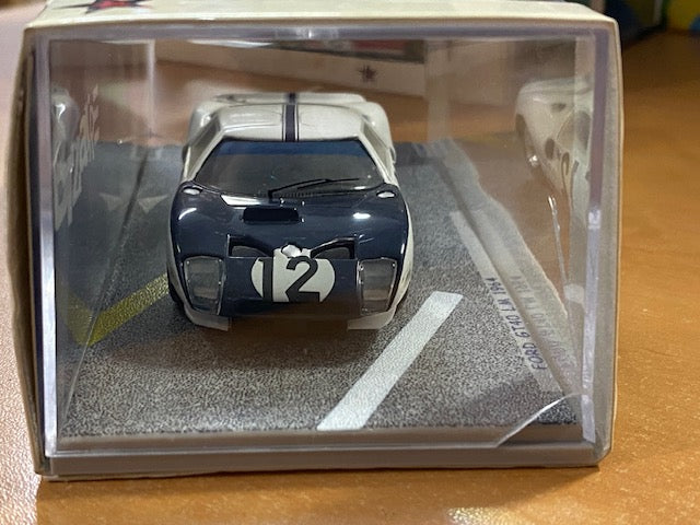 FORD GT 40 #12 Le Mans 1964 - Richard Attwood  Jo Schlesser