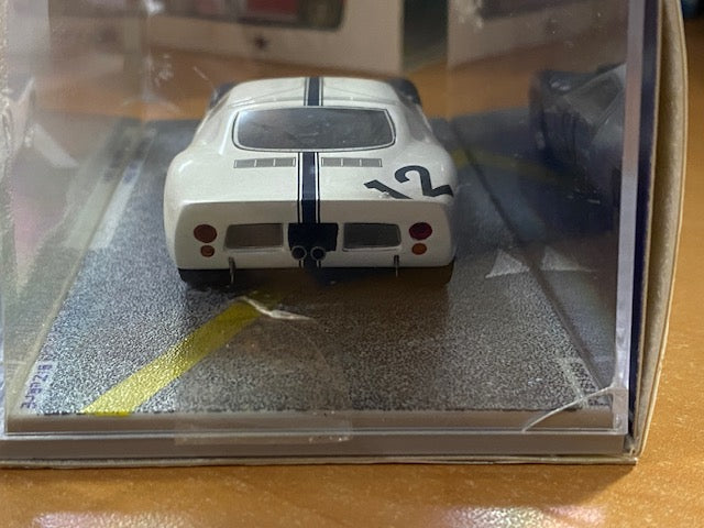 FORD GT 40 #12 Le Mans 1964 - Richard Attwood  Jo Schlesser