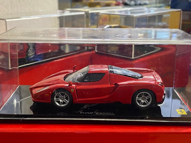 FERRARI ENZO ROUGE  ( Capot avant et arriére ouvrant ) Ref 05001R