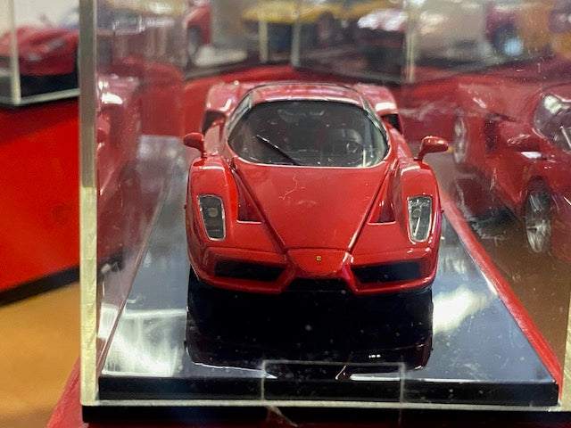 FERRARI ENZO ROUGE  ( Capot avant et arriére ouvrant ) Ref 05001R