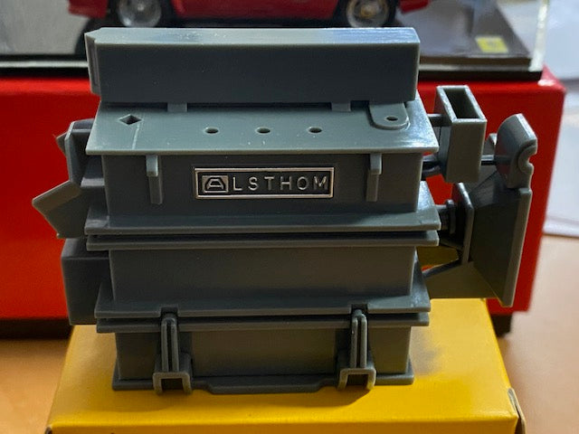Transformateur Démontable en matiére plastique  Ref ADT-833 ( Accessoires a l'intérieur du transfo )