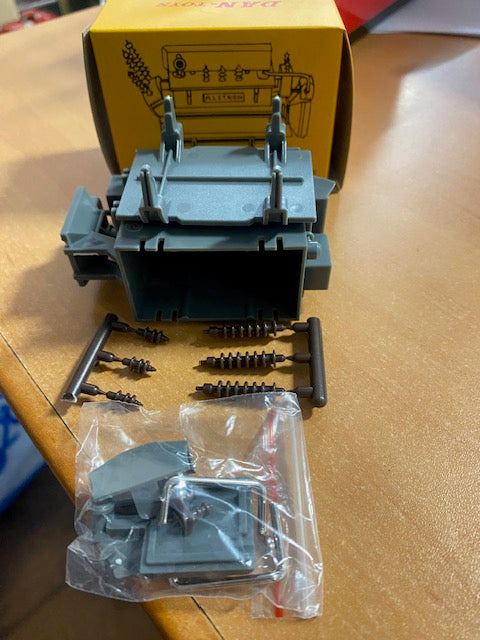 Transformateur Démontable en matiére plastique  Ref ADT-833 ( Accessoires a l'intérieur du transfo )