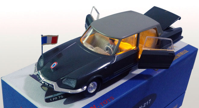 Citroën DS Présidentielle avec chauffeur, portes arrières et coffre ouvrants