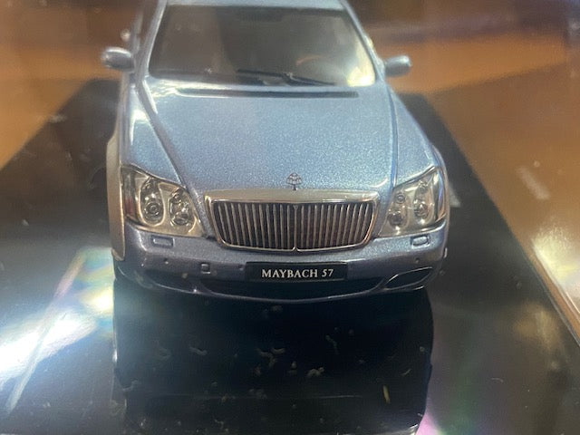Maybach 57 bleu argent métallisé ( un seul exemplaire neuf boite d'origine )