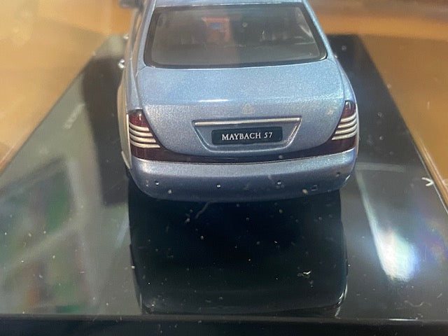 Maybach 57 bleu argent métallisé ( un seul exemplaire neuf boite d'origine )
